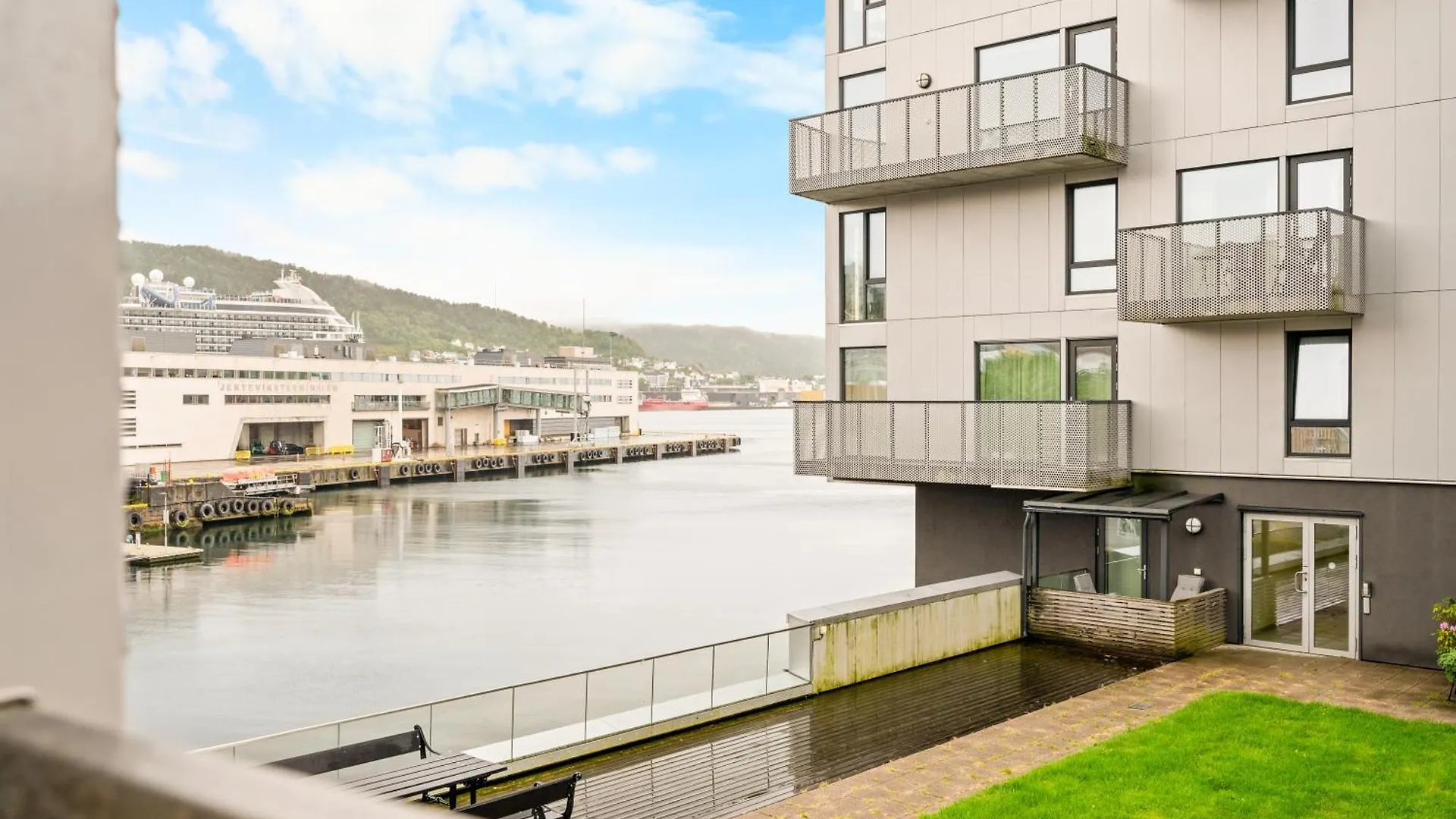 Modern & Spacious City Apartment Bergen